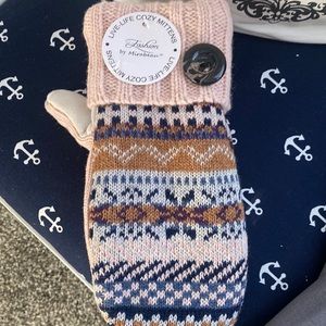 Beautiful NWT Mittens
